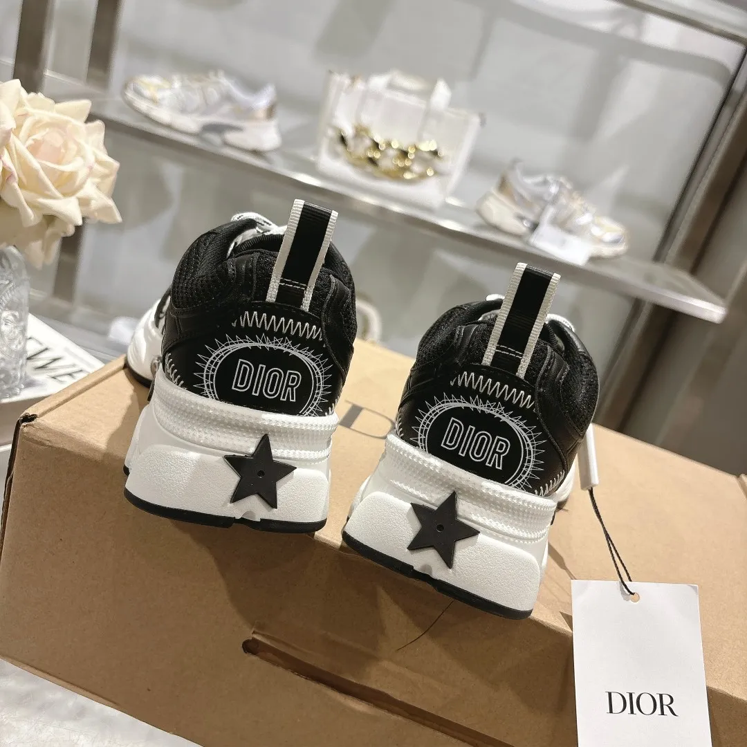 👟👟Ex-factory price 560👟👟 This Dior Chrono sneaker is a new product of the 2024 autumn ready-to-wear series, reinterpreting running shoes with Dior's high-end style. White mesh fabric is paired with nude and silver-toned laminated leather-effect panels, as well as CD logos on the sides, a star patch on the tongue and a Dior logo on the heel. Featuring tri-color laces, a lightweight sole and star embellishments for a casual look all year round. ✅Size: 35-40 ✅Packaging: With counter packaging and Dior outer box